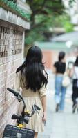 Guangzhou stad, China, 2022 - een masker meisje nemen afbeeldingen Aan haar stad toerisme foto