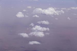 antenne visie Aan wolken vliegend bovenstaand bergen foto