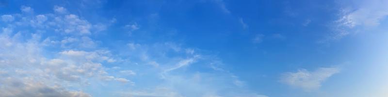 panorama hemel met wolk op een zonnige dag. prachtige cirruswolk. foto
