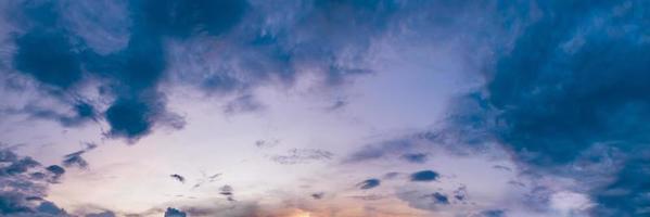 dramatische panoramahemel met wolk op zonsopgang en zonsondergangtijd. panoramisch beeld. foto