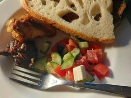 eigengemaakt voedsel kebab met salade en brood foto