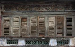 antieke houten ramen op een oud gebouw