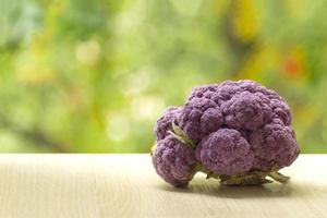 vers rijp Purper bloemkool. gezond voedsel Aan tafel Aan onscherp herfst achtergrond. foto