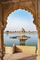 Gadisar-meer in de ochtend in Jaisalmer, Rajasthan, India. foto