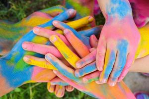 handen geschilderd in verschillend kleuren. concept van liefde, vriendschap, geluk in familie. foto