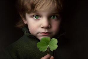 portret van een jong jongen met groen ogen Holding een vier blad Klaver - generatief ai. foto