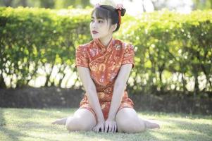 portret mooi Aziatisch vrouw in cheongsam jurk, thailand mensen, blij Chinese nieuw jaar concept, gelukkig Aziatisch dame in Chinese traditioneel jurk foto