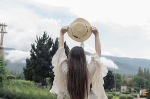 Aziatisch vrouw op reis Bij de oud stad- Italië stijl, alleen reizen, levensstijl van single meisje foto