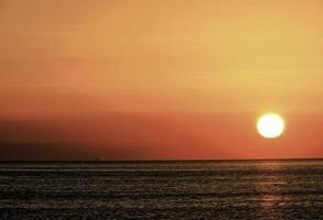 zonsondergang over de zee foto