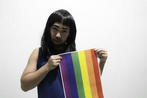 lgbt trots maand concept, Aziatisch knap mannetje maken omhoog en slijtage vrouw doek, homo vrijheid dag, portret van niet-binair Aan wit achtergrond foto