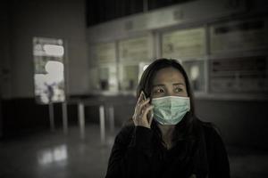 Aziatisch reiziger vrouw slijtage masker voor beschermen coronavirus, thais vrouw vervelend gezicht masker ademhalings beschermen en filter pm2.5 foto