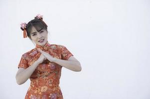 portret mooi Aziatisch vrouw in cheongsam jurk Aan wit achtergrond, thailand mensen, blij Chinese nieuw jaar concept, gelukkig Aziatisch dame in Chinese traditioneel jurk foto