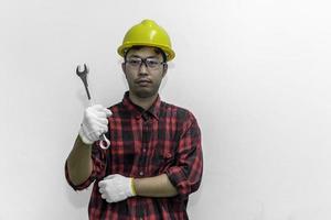 technicus slijtage helm met moersleutel in hand- isoleren Aan wit achtergrond, thailand mensen, arbeid dag concept foto