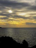 zonsondergang over de zee foto