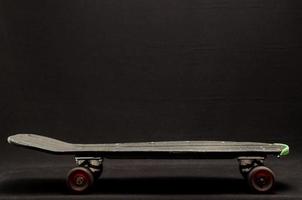 skateboard Aan donker achtergrond foto