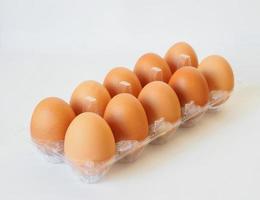 detailopname gelukkig Pasen visie vers bruin kip rauw ei meerdere in ei doos plastic Aan een tafel cement patroon zolder kleur voor Koken. gezond aan het eten foto