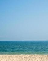 panorama vooraanzicht landschap blauwe zee blauw strand bruine achtergrond ochtend dag kijk kalm zomer natuur tropische zee mooi zee water reizen bangsaen strand oost thailand chonburi exotische horizon. foto