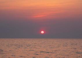 panorama voorkant gezichtspunt landschap reizen zomer zee wind Golf koel Aan vakantie kalmte kust- groot zon reeks lucht licht oranje gouden natuur tropisch mooi avond uur dag Bij knal san strand Thailand. foto