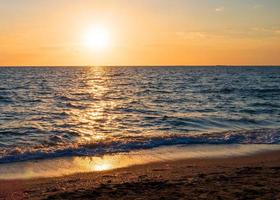 panorama voorkant gezichtspunt landschap reizen zomer zee wind Golf koel Aan vakantie kalmte kust- groot zon reeks lucht licht oranje gouden natuur tropisch mooi avond uur dag Bij knal san strand Thailand. foto