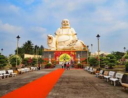 Boeddha standbeeld Bij de vinh trang pagode in Vietnam foto