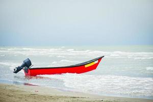 rood houten motor boot Aan Kaspische zee kust in bandar anzali strand, noorden iran, Gilan provincie foto