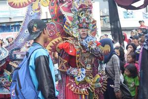 jember, jawa timur, Indonesië - augustus 25, 2015 jember mode carnaval deelnemers zijn geven hun het beste prestatie met hun kostuums en uitdrukkingen gedurende de evenement, selectief focus. foto