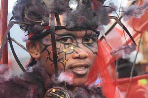 jember, jawa timur, Indonesië - augustus 25, 2015 jember mode carnaval deelnemers zijn geven hun het beste prestatie met hun kostuums en uitdrukkingen gedurende de evenement, selectief focus. foto