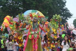 jember, jawa timur, Indonesië - augustus 25, 2015 jember mode carnaval deelnemers zijn geven hun het beste prestatie met hun kostuums en uitdrukkingen gedurende de evenement, selectief focus. foto