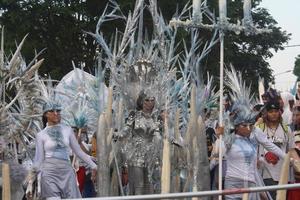 jember, jawa timur, Indonesië - augustus 25, 2015 jember mode carnaval deelnemers zijn geven hun het beste prestatie met hun kostuums en uitdrukkingen gedurende de evenement, selectief focus. foto