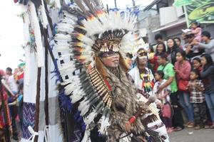 jember, jawa timur, Indonesië - augustus 25, 2015 jember mode carnaval deelnemers zijn geven hun het beste prestatie met hun kostuums en uitdrukkingen gedurende de evenement, selectief focus. foto