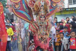 jember, jawa timur, Indonesië - augustus 25, 2015 jember mode carnaval deelnemers zijn geven hun het beste prestatie met hun kostuums en uitdrukkingen gedurende de evenement, selectief focus. foto