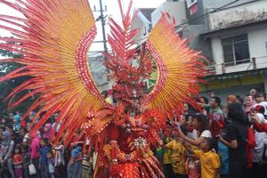 jember, jawa timur, Indonesië - augustus 25, 2015 jember mode carnaval deelnemers zijn geven hun het beste prestatie met hun kostuums en uitdrukkingen gedurende de evenement, selectief focus. foto