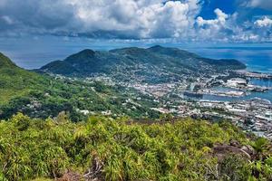 copolia spoor visie van de Internationale haven en huiselijk haven van Seychellen, reis schip zilver schaduw aangemeerd Bij de haven foto