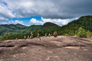 copolia natuur spoor steenhopen, opgestapeld omhoog rotsen, of steen johnny's, mahe Seychellen foto