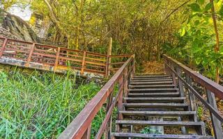 houten spoor naar strand zand water golven carrizalillo puerto escondido. foto