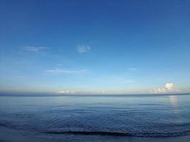 ochtend- atmosfeer Aan een strand Aan de eiland van lombok, Indonesië foto