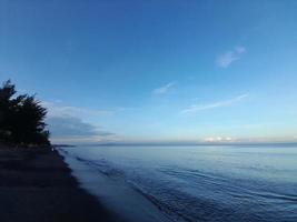 ochtend- atmosfeer Aan een strand Aan de eiland van lombok, Indonesië foto