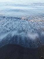 ochtend- atmosfeer Aan een strand Aan de eiland van lombok, Indonesië foto