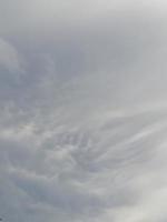 mooi wolken Aan diep blauw lucht achtergrond. groot helder zacht pluizig wolken zijn Hoes de geheel blauw lucht. foto