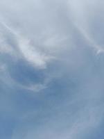 mooi wit wolken Aan diep blauw lucht achtergrond. groot helder zacht pluizig wolken zijn Hoes de geheel blauw lucht. foto