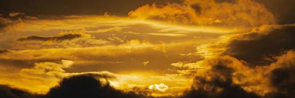 panoramisch visie van dramatisch wolken verlichte stijgende lijn van zon drijvend lucht verandering het weer. zacht focus, wazig beweging. majestueus meteorologie achtergrond foto