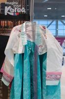 kamtsjatka, Rusland, okt 17, 2019 - hanbok - Koreaans traditioneel Dames kleren levendig kleur voor kleding gedurende traditioneel gelegenheden festivals, feesten, ceremonies. jurk hangende Aan kleren hanger. foto