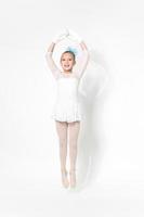 meisje ballerina in wit ballet tutu rok dansen Aan wit achtergrond foto