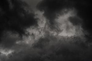 dramatisch onweersbui wolken in schemer lucht gedurende regen. natuurlijk troebelheid weer achtergrond. cloudscape abstract beeld foto
