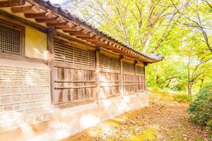 gebouwen in changdeokgung-paleis in de stad van seoel, zuid-korea foto