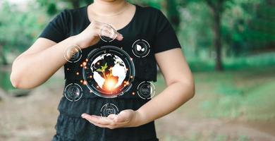 vrouw houden de globaal naar opslaan energie, verminderen globaal opwarming, klimaat verandering, ecologie vriendelijk investering, bijv milieu sociaal bestuur, groen bedrijf innovatie en duurzame ontwikkeling concept. foto