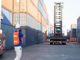 arbeid personeel persoon wit harde hoed helm veiligheid talkie walkie spreken discussie praten samenspel heftruck houder importeren exporteren lading terminal fabricage Op maat voorraad reclame bestuurder Verzending plaats foto