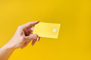 mannetje hand- Holding credit kaart tegen geel achtergrond, ai gegenereerd foto