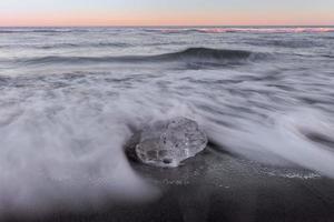 ijs blokken Aan de grote Oceaan kust foto