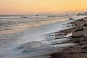 ijs blokken Aan de grote Oceaan kust foto